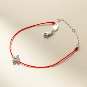 Rotes Kordel Armband Detail, S925 Silber funkelnder Zirkonia Blumen Anhänger Schmuck.