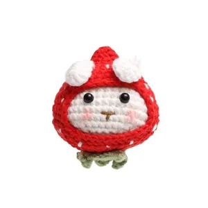 Pendentif en peluche lapin fraise au crochet fait main joli porte cles tricot cadeau.