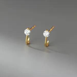 Primo piano dettagliato di orecchini minimalisti in argento sterling con pietra.