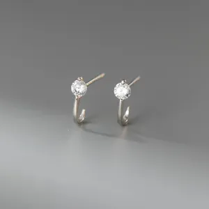 Orecchini a lobo minimalisti J in argento sterling 925 con diamante vista dettagliata