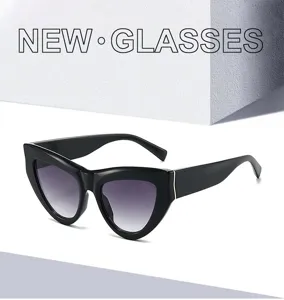 Modische schwarze Cat-Eye Sonnenbrille mit stilvollem Farbverlauf für Outdoor-Mode.