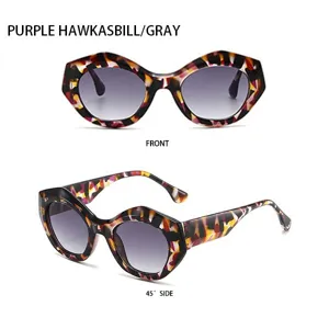 Modische kleine violette Schildpatt Sonnenbrille mit grauen Gläsern für stilvolle Sommertage.