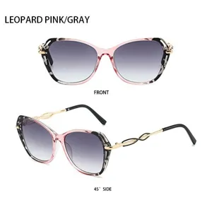 Modische Oversize-Sonnenbrille mit leo-rosa Fassung, grauen Gläsern und hohlen Metallbügeln.