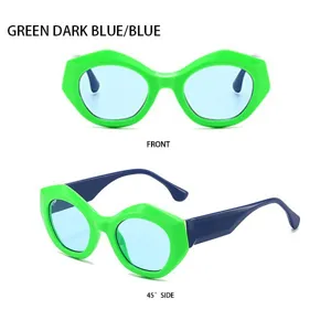Detailansicht trendy geometrischer grüner Sonnenbrille mit blauen Gläsern für Partys.