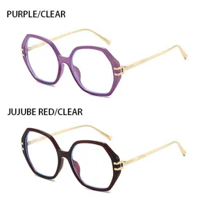 Modische übergroße polygonale Metallbrille mit klaren Gläsern und edlen goldenen Bügeln.