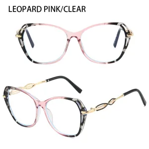 Detailansicht einer großen Brille mit rosa Leo-Muster und hohlen goldenen Metallbügeln.