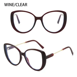 Nahaufnahme der weinroten Cat-Eye-Brille mit eleganten Metallbügeln und klaren Gläsern.