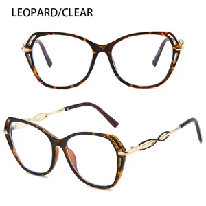 Stylische Leo-Muster Brille mit großem Gestell und eleganten goldenen Bügeln für Damen.