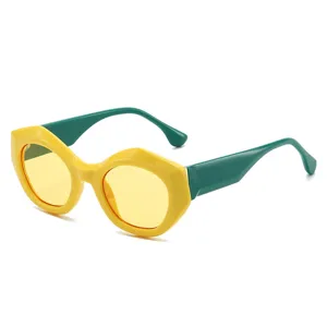 Modische Dopamin-Sonnenbrille mit gelbem Polygon-Rahmen und grünen Bügeln im Sommer.