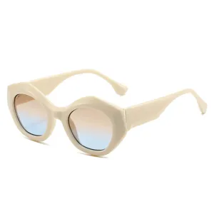 Modische Sonnenbrille mit beigen dicken Rahmen und blau braunen Farbverlaufsgläsern.