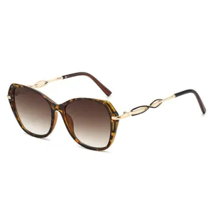 Modische große Sonnenbrille für Damen mit Metall-Bügeln und stylischen Farbverlaufgläsern.