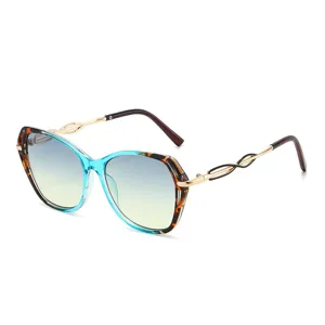 Modische große Sonnenbrille mit hohlen Metallbügeln und Verlaufsscheiben für Damen.