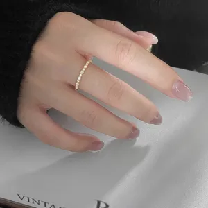 Detailansicht eines minimalistischen S925 Sterling Silber Stapelrings mit Pavé-Diamanten.