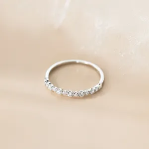 Nahaufnahme eines minimalistischen S925 Sterlingsilber Rings mit einer Reihe von Steinen