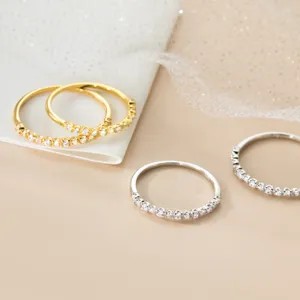Detailansicht von goldenen und silbernen S925 Sterlingsilber Ringen mit kleinen Steinen