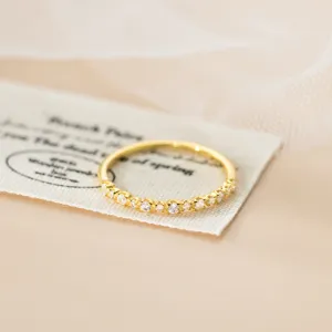 Detailaufnahme des vergoldeten S925 Silberrings mit zartem Besatz aus funkelnden Steinen.