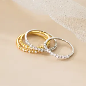Nahaufnahme von drei stapelbaren S925-Sterlingsilberringen mit Pavé in Gold und Silber