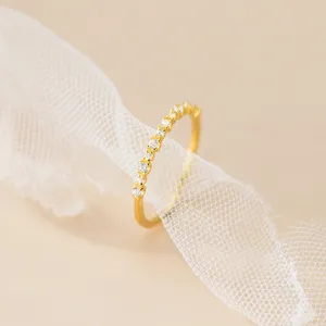 Detailaufnahme eines eleganten vergoldeten Sterlingsilberrings mit feinen Zirkonia-Steinen