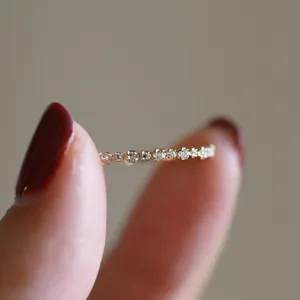 Nischendesign 925 Sterlingsilber Strass Reihe Stapelbar Bandring Elegant Geometrisch Rund Strass Ring Für Damen Tägliche Modeschmuck