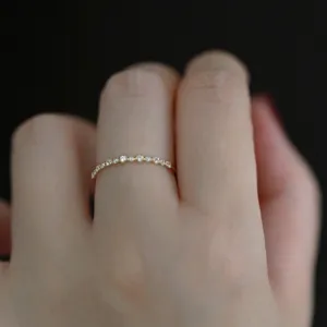Zarter S925 Sterling Silber Zirkon Ring am Finger getragen, minimalistischer stapelbarer Schmuck