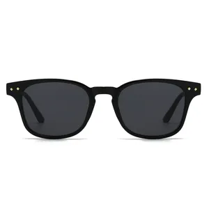 Klassische schwarze Sonnenbrille für Damen und Herren mit eleganten Metalldetails.