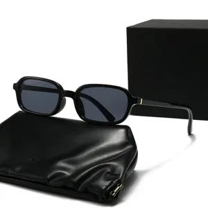 Schicke schmale schwarze quadratische Sonnenbrille fuer Damen, minimalistischer eleganter Stil.
