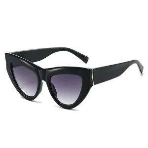 Elegante schwarze Katzenauge Sonnenbrille mit Farbverlauf, modernes breites Gestell.