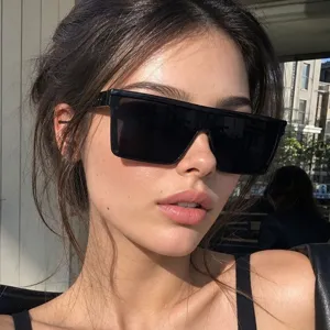 Futuristische Oversized Quadratische Einteilige Sonnenbrille Für Damen Herren Punk Flat Top Spritzgegossen PC Rahmen Metallnieten Schild Brille Sonnenschutz Fahren