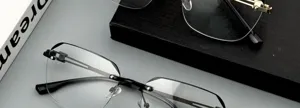 Detailansicht der ultraleichten rahmenlosen Lesebrille, stilvolle Blaulichtfilter Brille.