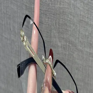 Bequeme Lesebrille ohne Rand mit goldenen Metallbügeln und Blaulichtfilter für den Alltag.