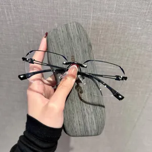 Detailaufnahme der rahmenlosen Metall-Lesebrille mit feinen Bügeln und hochwertiger Optik.