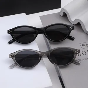 Retrofane ovale Sonnenbrille für Damen, trendige schwarze und graue Gestelle mit Nietendetails.