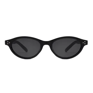 Schicke schwarze ovale Sonnenbrille im Cat-Eye-Stil für Damen mit trendigen Nieten.