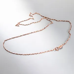 Dettaglio in primo piano della catenella minimalista in argento sterling 925.