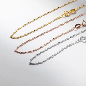 Vista dettagliata della collana a catena in argento sterling 925, catena clavicolare minimal.