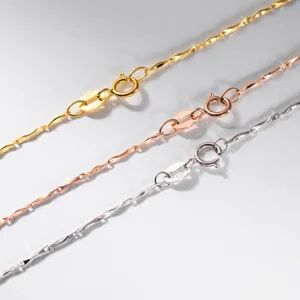 Primo piano dettagliato della collana catena in argento sterling con chiusura a molla e timbro.