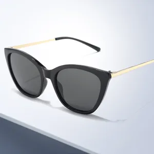Retro Katzenaugen Blaulichtfilter Brille für Damen, edler schwarzer Rahmen mit Metallbügeln.