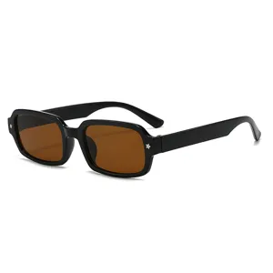 Modische quadratische Sonnenbrille für Damen mit Stern-Nieten und UV-Schutz.