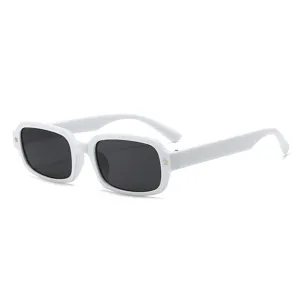 Weisse quadratische Sonnenbrille fuer Damen mit Sternen, schicke modische UV400 Brille.
