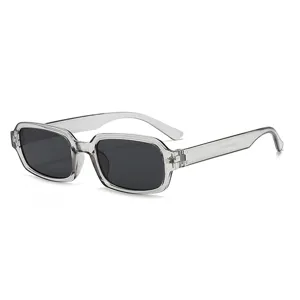 Occhiali da sole quadrati da donna con montatura grigia traslucida e protezione UV.