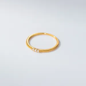 Detailansicht eines minimalistischen vergoldeten S925-Silberrings mit drei Zirkonia