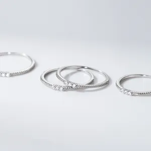 Nahaufnahme von S925 Sterling Silber Ringen mit drei funkelnden Diamanten.