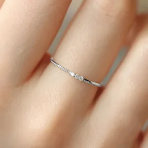Minimalistischer S925 Sterling Silber Drei-Stein Ring, zarter filigraner Stapelring für Damen.
