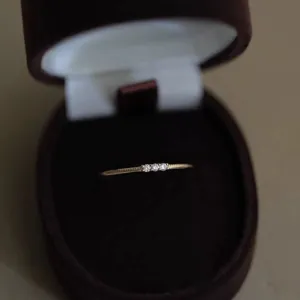 S925 Sterlingsilber Ring mit drei kleinen Zirkoniasteinen zarter minimalistischer Luxus Schmuck