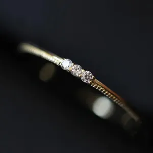 Exquisiter S925 Sterlingsilber Drei-Diamant Pave Ring, zartes Nischendesign Luxus.