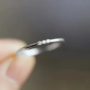 Exquisiter S925 Sterlingsilber Drei-Stein-Ring, zarter Pave-Diamant minimalistischer Schmuck.