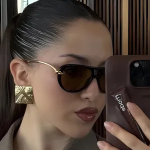 Eleganti occhiali da sole aviatore a doppio ponte per donna, montatura metallo.