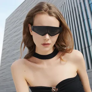 Modische futuristische Sonnenbrille mit dreieckigem Design für Damen und Herren, cooler Look.