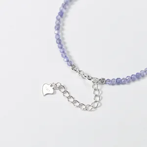 Detailopname van de prachtige minimalistische kristallen kralenarmband met zilveren verlengketting.