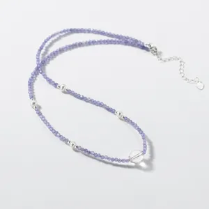 Primo piano ravvicinato dei dettagli della collana in argento con perle e pietre di tanzanite.